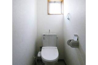 温水洗浄便座ありの窓付きトイレです。