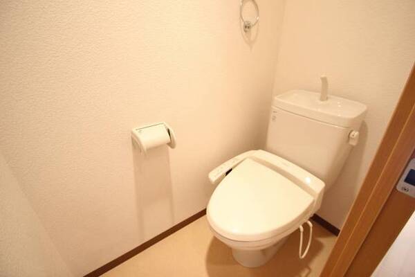 温水洗浄便座付きトイレです