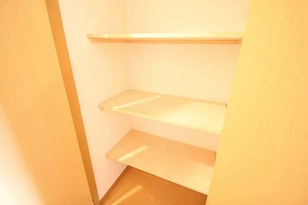 玄関脇の収納スペース　食品庫としてもいいですね