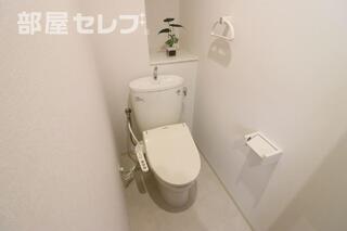 お手洗い、小さな棚が嬉しいです。