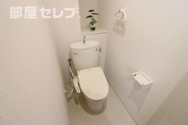 お手洗い、小さな棚が嬉しいです。
