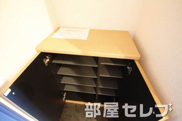 シューズボックス。