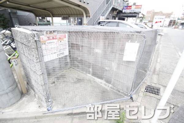 敷地内ゴミ置き場。