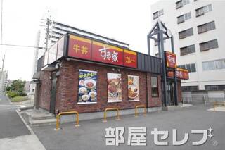 建物横に牛丼屋さん。