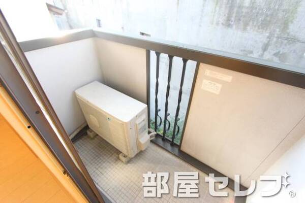 明るいバルコニーです。