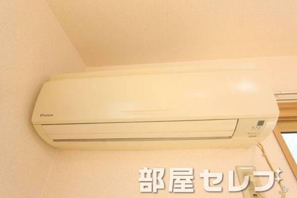 きれいなエアコンです。
