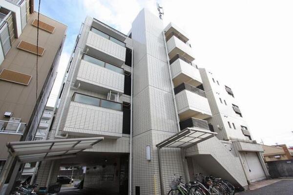 タイル張りで重厚感のある建物です。