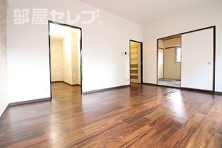 おっきいソファーも置けちゃう広々リビング