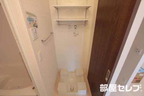 洗濯機置き場の上にも棚