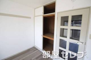 奥行きのある収納。