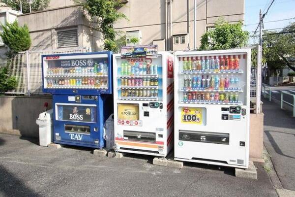 敷地内に自販機があります。