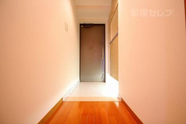 アンダーライトがオシャレな玄関です。
