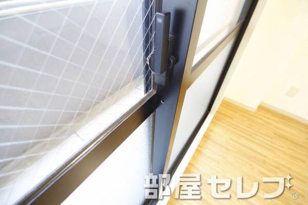 網ガラス。