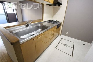 シンクや調理スペースが広いファミリータイプのキッチンです。