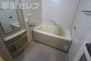 足を伸ばしてゆっくり入れるバスルームです。