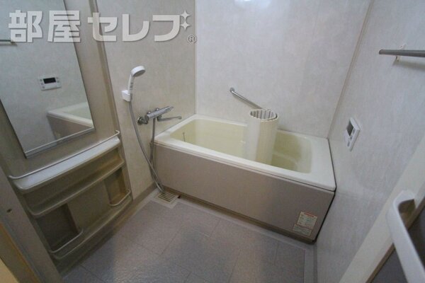 足を伸ばしてゆっくり入れるバスルームです。