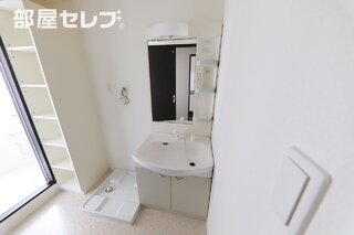 洗面台にも収納があります