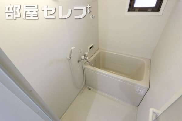 3口のシステムキッチンで使い勝手もばっちり。206号室の写真です。