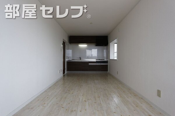 下駄箱付きで玄関すっきり。206号室の写真です。