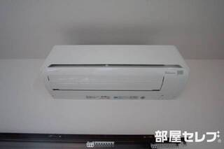 中央手前にはコンセントがあります