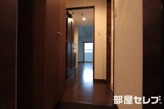 玄関から室内を見た様子