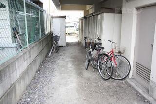 自転車置けるスペースあります。