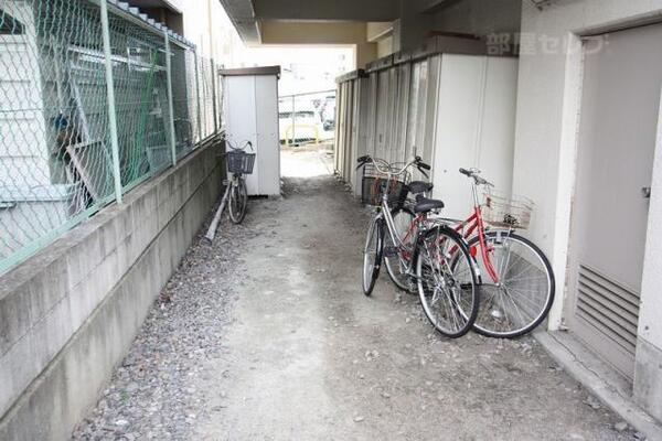 自転車置けるスペースあります。