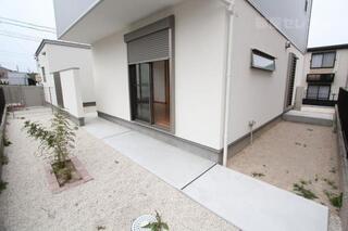 建物の周りをグルっと囲んだお庭です。