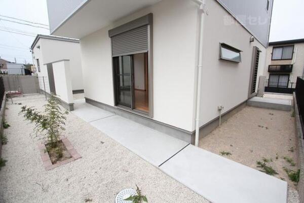 建物の周りをグルっと囲んだお庭です。