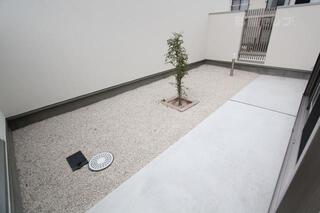 日本庭園のようなシンプルなお庭です。