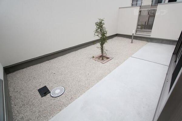 日本庭園のようなシンプルなお庭です。