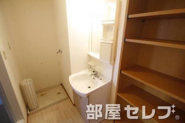 独立洗面化粧台。