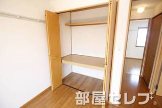 各部屋に収納あります。