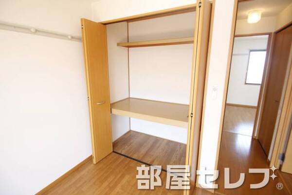 各部屋に収納あります。