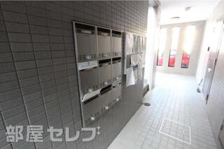 集合ポストはエントランスにございます