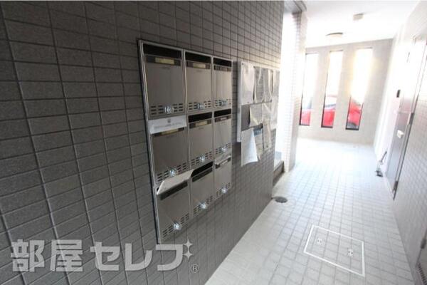 集合ポストはエントランスにございます
