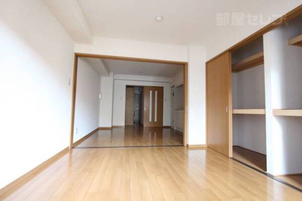 南向きの部屋で明るいお部屋です。