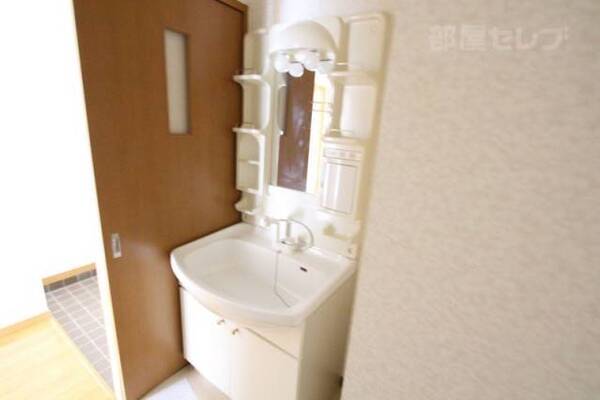 女性に嬉しい独立した洗面台です。