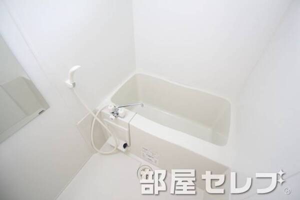 お風呂に小窓あります。
