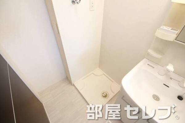 洗濯機置き場はこちらへ。