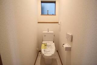 トイレは1階・2階にあります　窓付き温水洗浄便座つき