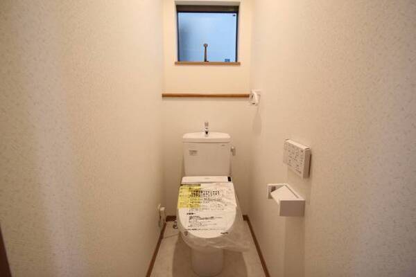 トイレは1階・2階にあります　窓付き温水洗浄便座つき