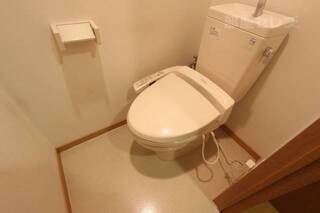 個室トイレにはウォシュレットついてます
