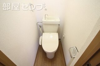 タオル掛けついています。