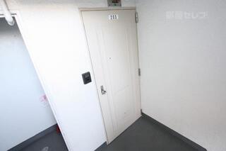 シンプルなデザインのドア。