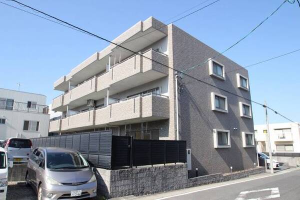 おしゃれなタイル張りの外観です