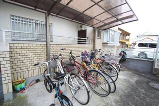 屋根付きの自転車置場です。
