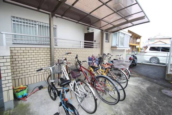 屋根付きの自転車置場です。