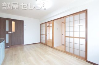 レイアウトしやすいリビングルームです。