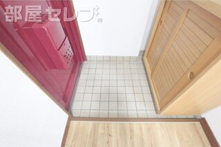 わりと広い下駄箱付きの玄関です。